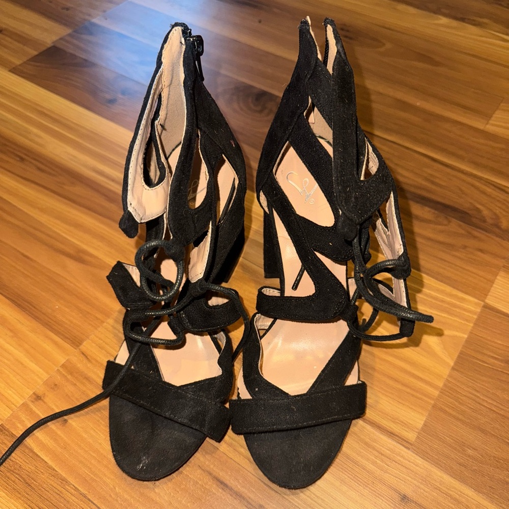 Windsor - Size 7 - Heels